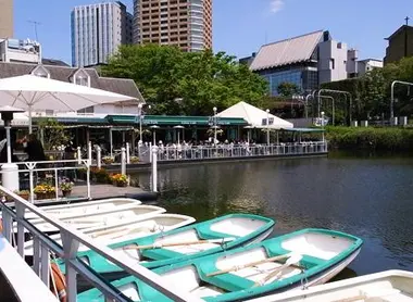 Le Cafe Canal, près d'Idabashi (Tokyo), un lieu pour siroter un verre ou louer une barque.