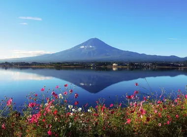 El Monte Fuji desde el lago Kawaguchi. El Monte Fuji desde el lago Kawaguchi.