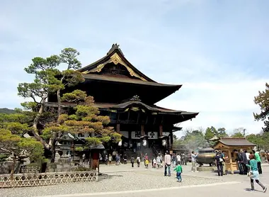 Vue du temple Zenkô-ji à Nagano.