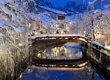 Neige et source chaude, contraste typique des onsen japonais.