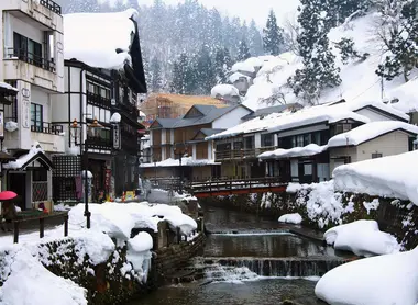 Dans un cadre féerique, les sources chaudes (onsen) sont un plus pour apprécier une expérience japonaise. Dans un cadre féerique, les sources chaudes (onsen) sont un plus pour apprécier une expérience japonaise.