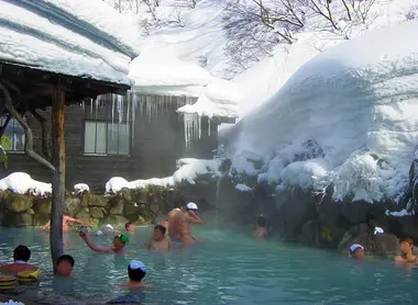 Bain extérieur sous la neige Bain extérieur sous la neige