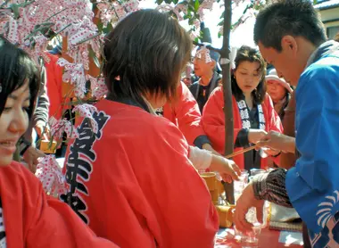 Sake gratis para los participantes del festival.  Sake gratis para los participantes del festival.