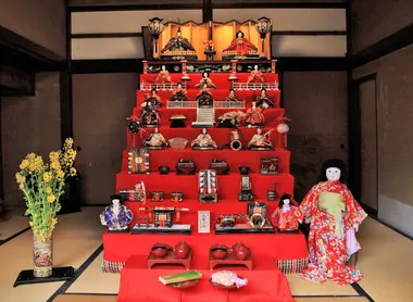 On appelle Hina dan la plateformeet dankake et le tissu rougepour présenter le poupées toujours dans le même ordre.