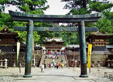 Le grand torii de pierre menant au mausolée d'Ieyasu Tokugawa, à Nikko.