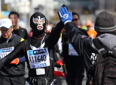 Un participant masqué du marathon de Tokyo témoigne de la bonne ambiance du marathon de Tokyo.