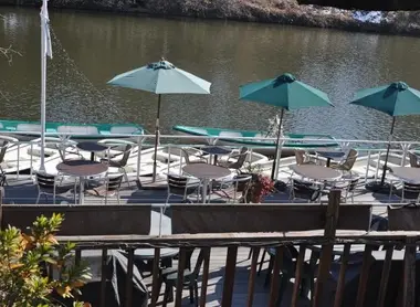 Les terrasses du Canal Cafe à Tokyo, sur les douves du jardin impérial.