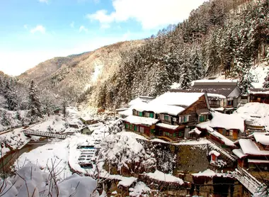 Une station enneigée des Alpes japonaises.