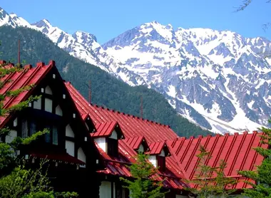 Vue sur les sommets enneigés des Alpes japonaises.