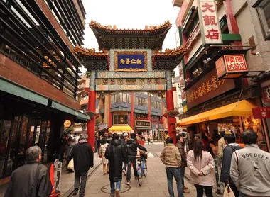 Giapponese Chinatown sono in piena effervescenza: Yokohama a Nagasaki, tutti attivamente preparando il nuovo anno