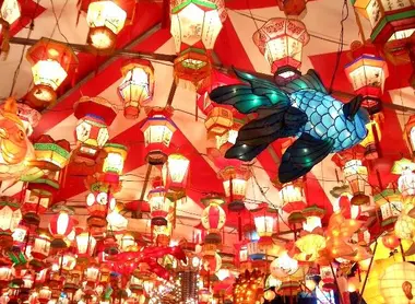 Pour la célébration de la nouvelle année, les festivités de Kobe commencent dès le matin du 31 janvier avec un spectacle de danse acrobatique chinoise.