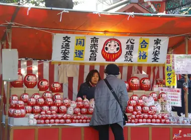 Durama doll stand. According to legend, when the eyes of the doll you draw, you have to make a wish.
