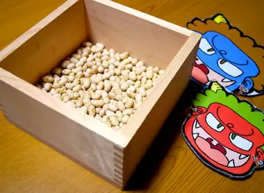 Masques et haricots utilisés pour la cérémonie du Setsubun