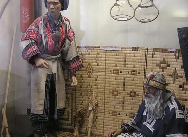 El centro para la promoción de la cultura Ainu en Sapporo tiene una modesta colección de objetos. El centro para la promoción de la cultura Ainu en Sapporo tiene una modesta colección de objetos.