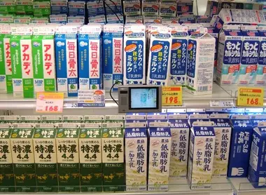 Reparto frigo con il latte in un konbini.