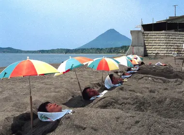 Arena caliente y relax en la playa.