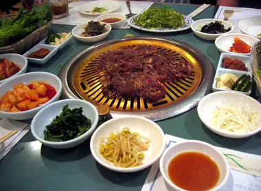 Le barbecue coréen, kimbap, bulgogi ou encore bibimbap, toutes les merveilles que propose la cuisine coréenne se retrouvent à Shin-Okubo (Tokyo).