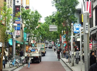 La rue Kagurazaka, quartier français de Tokyo. La rue Kagurazaka, quartier français de Tokyo.