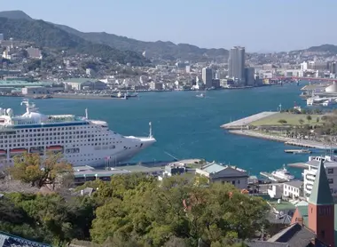 Vista del puerto de Nagasaki desde el Jardín Glover. Vista del puerto de Nagasaki desde el Jardín Glover.