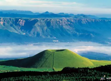Le Komazuke ou "motte de riz", célèbre sommet du massif d'Aso (Kyushu).