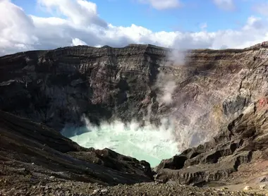 Le cratère fumant du mont Nakadake, dans le massif d'Aso (Kyushu). Le cratère fumant du mont Nakadake, dans le massif d'Aso (Kyushu).