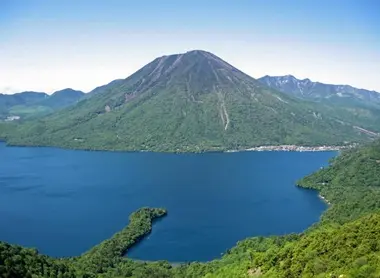 Vue sur le lac Chûzenji et mont Nantai. Vue sur le lac Chûzenji et mont Nantai.