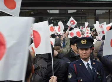 Les drapeaux japonais levés pour l'anniversaire de l'Empereur au palais impérial de Tokyo