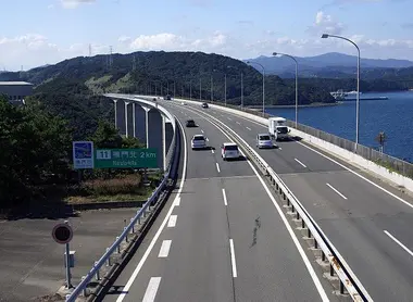 L'autoroute (高速道路 kōsokudōro) entre Kôbe et Naruto.