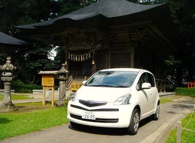 Une voiture garée devant un temple à Dewa-Sanzan (Tôhoku).