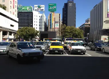 Un parking de taxis en "stand-by", à la gare de Fukuoka (Kyushu).