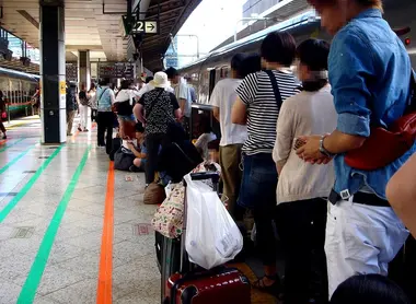 Quai de shinkansen, bondé de monde Foule sur les quais japonais