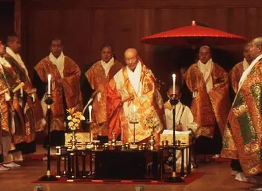 A la fin de la cérémonie du Dai Mandara Ku, à Koyasan, les plus importants moines de la montagne sacrée se réunissent au hall principal du Garan pour des chanter des shomyo.