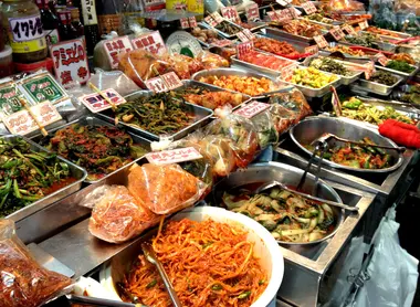 Stallo coreano nel mercato coperto Tsuruhashi, Osaka.