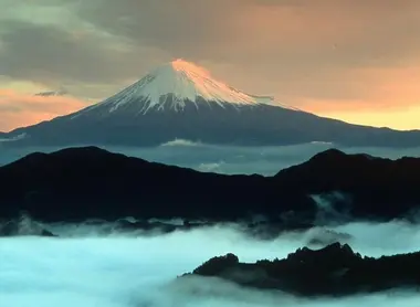 Le mont Fuji au lever du soleil, dans la préfecture de Shizuoka. Le mont Fuji au lever du soleil, dans la préfecture de Shizuoka.