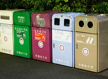 Les rares poubelles publiques de Tokyo se déclinent en couleurs, selon les règles du recyclage.