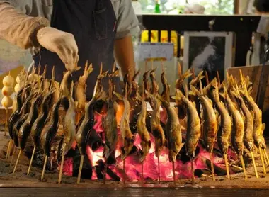 Des truites Ayu grillées, lors d'un festival d'été Ayu