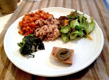 Une assiette végétarienne chez Bon On Shya, à Kôyasan.