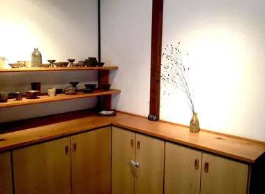 Chez Bon On Shya, on peut aussi trouver de superbes céramiques produites avec la terre sacrée de Kôyasan.