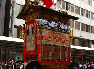 Gion Matsuri tanks of Kyoto may reach 25m in height, and their wheels measure as an adult!