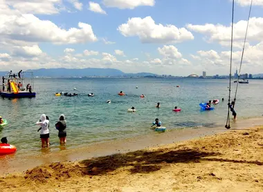 Une plage sur l'île de Nokonoshima, avec au loin les buildings de Fukuoka.  Une plage sur l'île de Nokonoshima, avec au loin les buildings de Fukuoka.