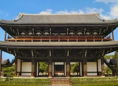 La puerta Sanmon del templo Tofukuji.