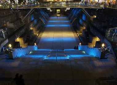 El Dockyard de Yokohama por la noche.