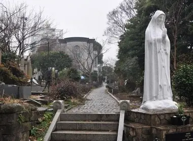 Vicolo del cimitero degli stranieri a Yokohama.