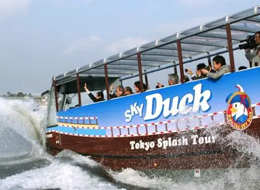 Il grande tuffo, quando l'autobus Sky Duck diventa un battello.