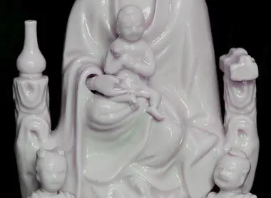 Une statue de Maria Kannon : pour les bouddhistes il s'agit de la déesse de la miséricorde, mais les chrétiens y voient une image de la vierge chrétienne...