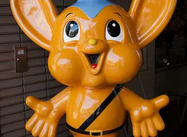 A Tkyo Piko kun, the mascot métroplitaine police would like to welcome visitors.