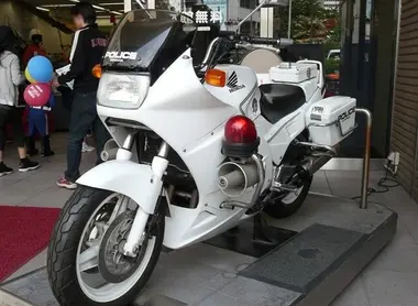 Among the vehicles stored at the Police Museum in Tokyo, a motorcycle on which children can ask in uniform.