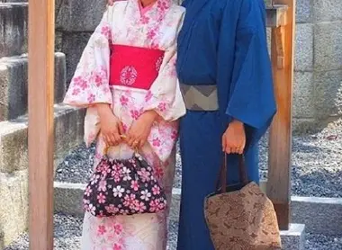 Un couple portant le yukata, kimono d'été