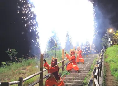 Des artificiers déguisés lancent des explosions lors d'un hanabi sur l'île de Hokkaido.