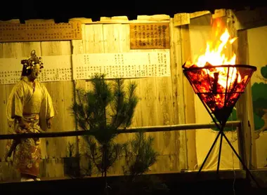 Une représentation de Takigi Noh, à la lueur d'une torche, dans une ambiance magique.
